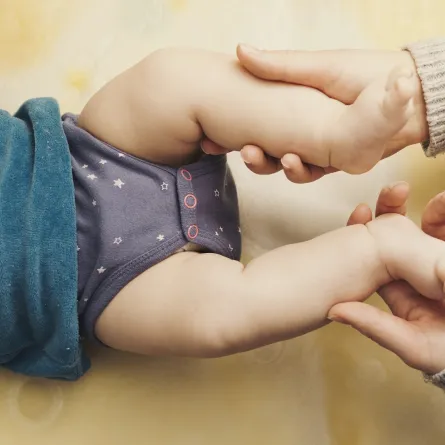 صورة لأقدام طفل