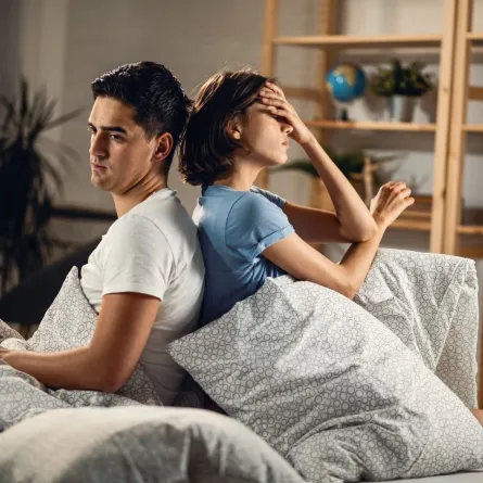 زوجان مختلفان متباعدان على الرغم من قربهما حيث يبدو الزوج في حزن منعزل عن زوجته