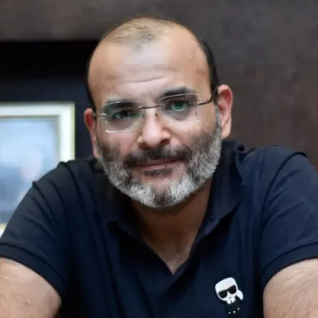 أيمن بهجت قمر يعلن موعد عرض أحدث أفلام تامر حسني