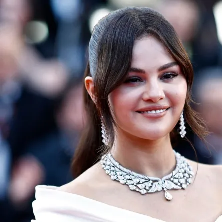 سيلينا غوميز في الدورة الـ77 لمهرجان كان السينمائي في مدينة كان جنوب فرنسا (Selena Gomez at the 77th edition of the Cannes Film Festival in Cannes, southern France). مصدر الصورة: Sameer Al-Doumy / AFP