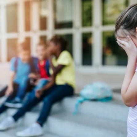 صورة لطفلة تتألم من تنمرأصحابها بها