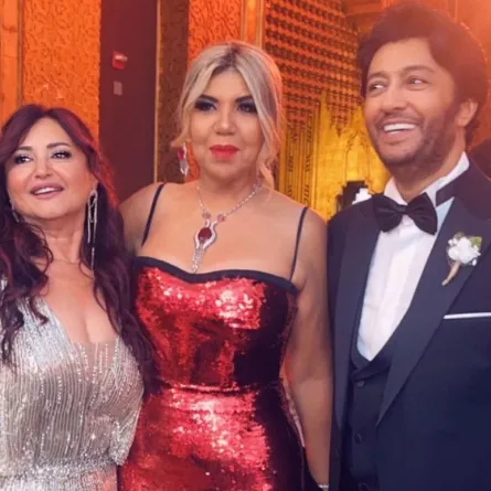 سامح يسري وزوجته في حفل زفاف ابنتهما مع الإعلامية بوسي شلبي- الصورة من حساب بوسي شلبي على إنستغرام
