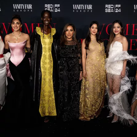 الأستاذة جمانا الراشد مع المكرمات أسيل عمران، وأضوى فهد، وسلمى أبو ضيف، كيارا أدفاني، وفرين ساروتشا، وراماتا تولاي الصورة من المكتب الصحفي لمؤسسة مهرجان البحر الأحمر السينمائي