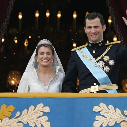 الملكة ليتيزيا والملك فيليب يوم زفافهما يقومان بتحية المواطنين