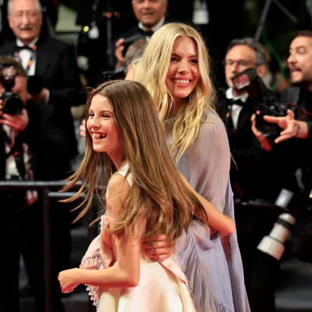 سيينا ميلر مع ابنتها مارلو أوتولين لينج ستوريدج في الدورة السابعة والسبعين لمهرجان كان السينمائي في مدينة كان بجنوب فرنسا (Sienna Miller with her daughter Marlowe Ottoline Layng Sturridge at the 77th edition of the Cannes Film Festival in Cannes, southern France). مصدر الصورة: Valery HACHE / AFP