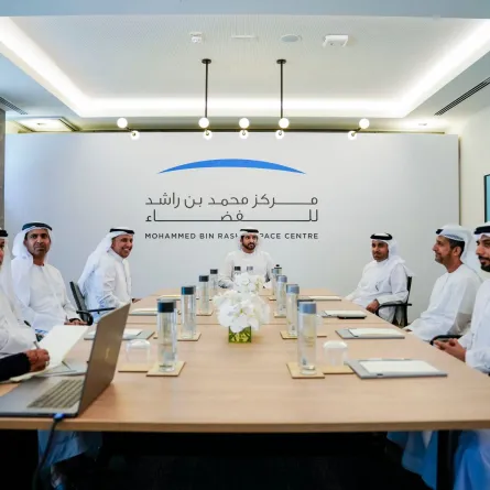 الشيخ حمدان بن محمد خلال ترأسه للاجتماع. الصورة من الحساب الرسمي لنورا المطروشي على منصة x