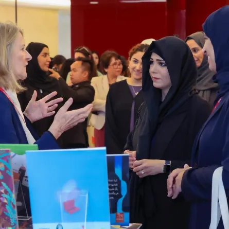 الشيخة لطيفة بنت محمد أثناء حضورها فعاليات المؤتمر الأول لمشروع القراءة للمتعة. الصورة من الحساب الرسمي للشيخة لطيفة على منصة x