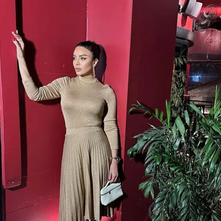 أمل بوشوشة بفستان بليسيه ذهبي - الصورة من حسابها على  إنستغرام