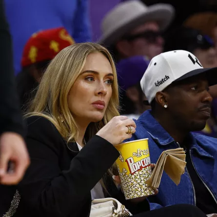 أديل Adele تشاهد مبارة Denver Nuggets and Los Angeles Lakers  (مصدر الصورة: RONALD MARTINEZ / GETTY IMAGES NORTH AMERICA / Getty Images via AFP)