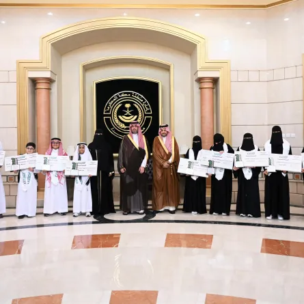 محافظ جدة يكرم طلاب تعليم جدة الفائزين بجوائز مسابقة "منافس"