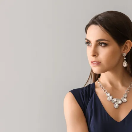 امرأة جميلة ترتدي مجوهرات مرصعة بالأحجار الكريمة