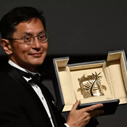 غورو ميازاكي يحمل السعفة الذهبية الفخرية خلال الدورة السابعة والسبعين لمهرجان كان السينمائي في مدينة كان بجنوب فرنسا (Goro Miyazaki holds the Honorary Palme d’or during the 77th edition of the Cannes Film Festival in Cannes, southern France). مصدر الصورة: LOIC VENANCE / AFP