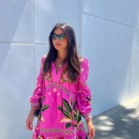 لمى العقيل بفستان زهري بطبعات ملونة - الصورة من حسابها على  انستغرام