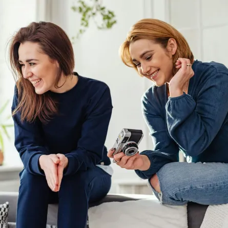 حافظ على تفاؤلك وبشاشتك ومقدرتك الفذة على الضحك مع أصدقائك