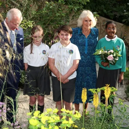 الملك تشارلز والملكة كاميلا مع طلاب المدرسة King Charles III (L) and Britain's Queen Camilla (2nd R) meet with pupils of the Sulivan Primary school في معرض زهور تشيلسي (مصدر الصورة:  Adrian DENNIS / POOL / AFP)