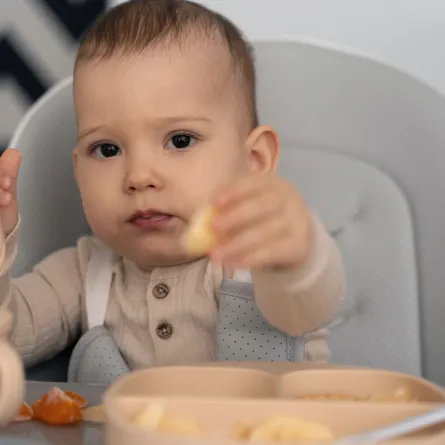 صورة لطفل يتناول الطعام