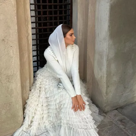 المؤثرة فاطمة حسام بفستان طبقات أبيض - الصورة من حسابها على إنستغرام