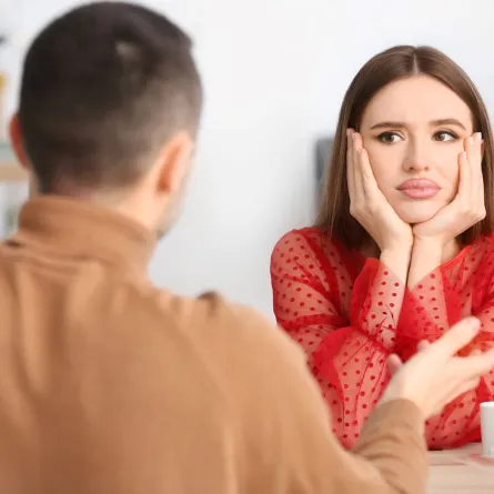 امرأة تشعر بالملل وهي تستمع إلى صديقها