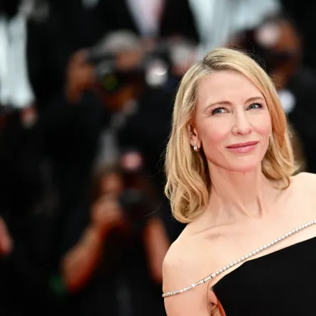 كيت بلانشيت ترتدي فستانا أسود اللون وعقدا يؤطر كتفيها من اللؤلؤ والألماس في مهرجان كان