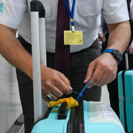 فرز الحقائب وتحديد مسار الحجاج. الصورة من واس