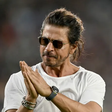 شاروخان في ملعب ناريندرا مودي في أحمدآباد (Shah Rukh Khan in the Narendra Modi Stadium of Ahmedabad). مصدر الصورة: Punit PARANJPE / AFP