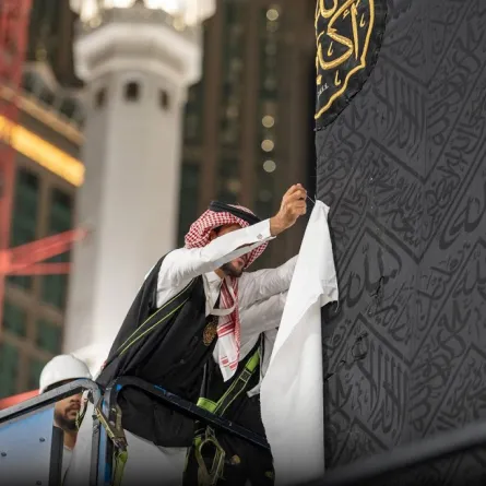  رفع كسوة الكعبة استعدادا لموسم حج 1445 - الصورة من حساب الهيئة العامة للعناية بشؤون الحرمين على منصة إكس