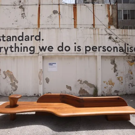 مقعد خشبي يدوي الصنع