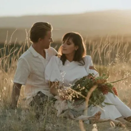 زوجان يستمتعان بوقتيهما بين أحضان الطبيعة