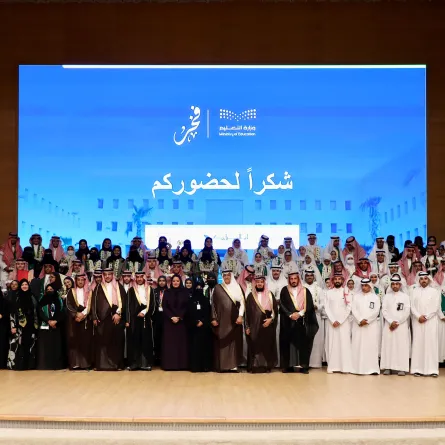 الأمير سعود بن جلوي يكرّم 1114 متفوقاً ومتفوقة بتعليم جدة