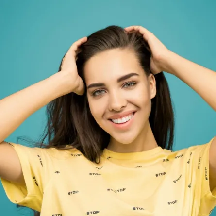 فتاة تبدو واثقة من نفسها وهي تبتسم بسعادة