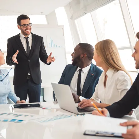 المستشار المالي يلعب دوراً بارزاً في نجاح المنشأة - الصورة من Adobestock