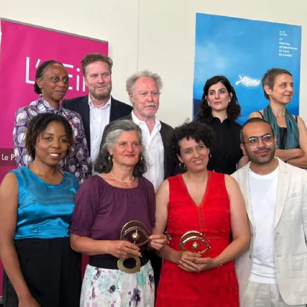 مخرجا فيلم رفعت عينى للسيما مع الجائزة - الصورة من المكتب الإعلامي للفيلم