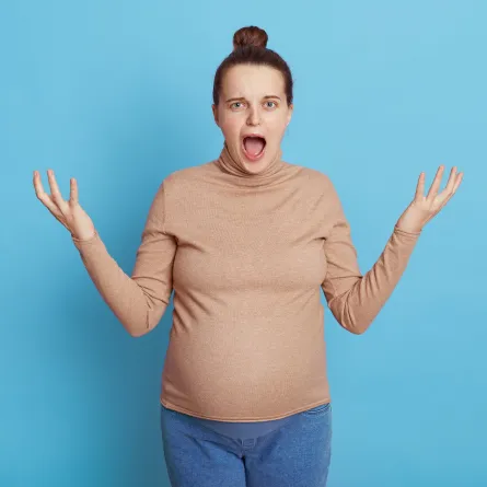 صورة لامرأة حامل تشعر بالغضب