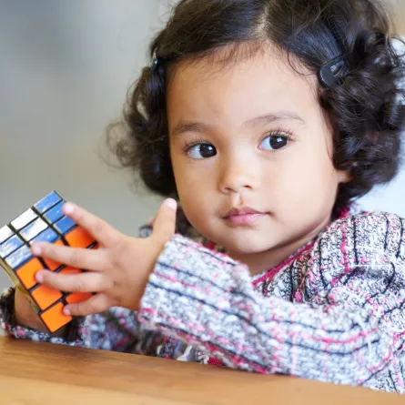 مهارات أساسية لن يتعلمها طفلك في المدرسة.. لا تتجاهليها