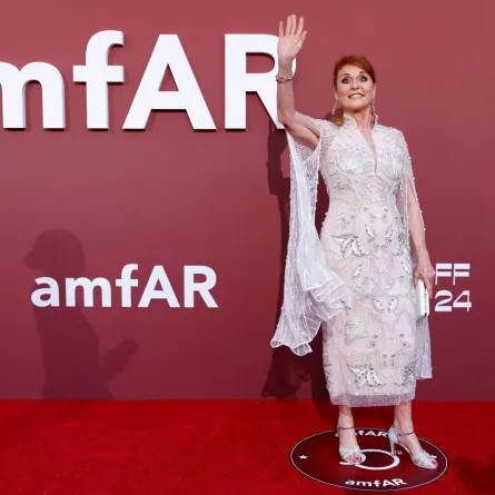 سارة فيرغسون دوقة يورك تصل لحضور المؤتمر السنوي amfAR على هامش الدورة الـ77 لمهرجان كان السينمائي (Sarah Ferguson, Duchess of York arrives to attend the annual amfAR on the sidelines of the 77th Cannes Film Festival). مصدر الصورة: Sameer Al-Doumy / AFP