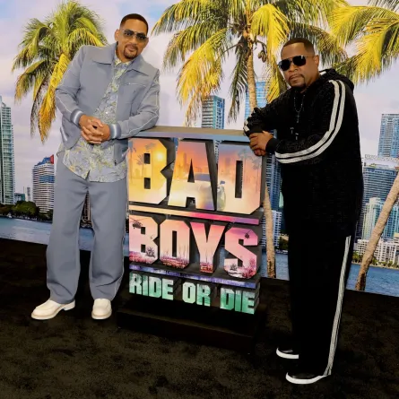 ويل سميث ومارتن لورانس في مركز تجربة بورشة في لوس أنجلوس كاليفورنيا (Will Smith and Martin Lawrence at Porsche Experience Center Los Angeles in Los Angeles, California). مصدر الصورة: Kevin Winter/Getty Images/AFP