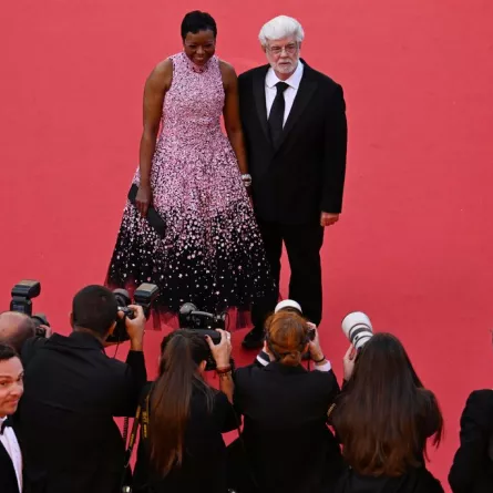 جورج لوكاس وسيدة الأعمال ميلودي هبسون George Lucas (R) and US businesswoman Mellody Hobson في مهرجان كان (مصدر الصورة: Antonin THUILLIER / AFP)