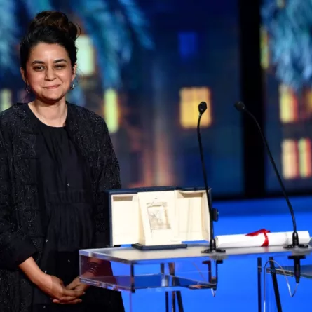 المخرجة الهندية بايال كاباديا تحصل على الجائزة الكبرى في الدورة السابعة والسبعين لمهرجان كان السينمائي في مدينة كان بجنوب فرنسا (Indian director Payal Kapadia awarded with the Grand Prix at the 77th edition of the Cannes Film Festival in Cannes, southern France). مصدر الصورة: Christophe SIMON / AFP