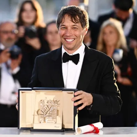 شون بيكر يحصل على السعفة الذهبية عن فيلم "أنورا" في الدورة السابعة والسبعين لمهرجان كان السينمائي في مدينة كان بجنوب فرنسا (Sean Baker with the Palme d'Or for the film "Anora" at the 77th edition of the Cannes Film Festival in Cannes, southern France). مصدر الصورة: LOIC VENANCE / AFP