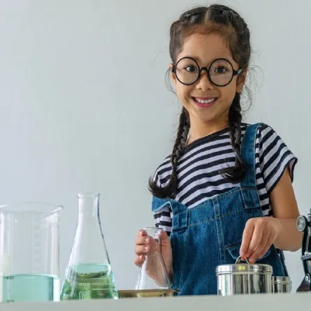 صورة لطفلة تتعلم وكأنها تلعب