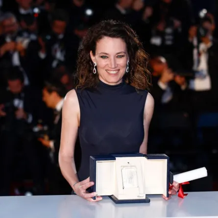 كورالي فارغيت تفوز بجائزة أفضل سيناريو في الدورة الـ77 لمهرجان كان السينمائي في مدينة كان جنوب فرنسا (Coralie Fargeat won the Best Screenplay prize at the 77th edition of the Cannes Film Festival in Cannes, southern France). مصدر الصورة: Sameer Al-Doumy / AFP