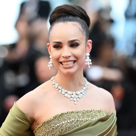 صوفيا كارسون بطقم ألماس من شوبارد في مهرجان كان 2024 (مصدر الصورة Kristy Sparow /Getty Images)