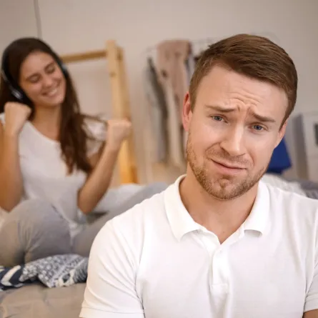 زوجة تضع السماعات بأذنيها وتستمع لأغنية