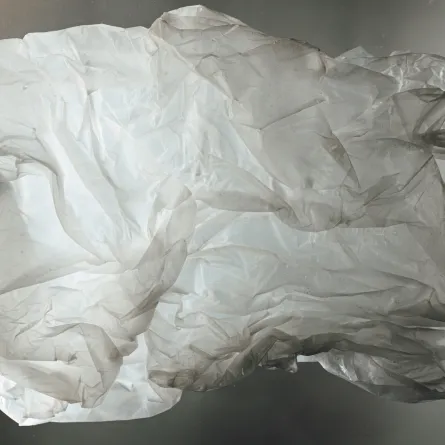 أكياس بلاستيكية. الصورة من موقع unsplash by Teslariu Mihai