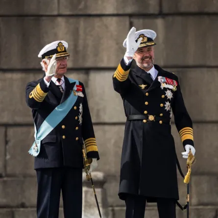 الملك فريدريك العاشر ملك الدنمارك والملك كارل السادس عشر غوستاف ملك السويد في ستوكهولم، السويد (King Frederik X of Denmark and King Carl XVI Gustaf of Sweden in Stockholm, Sweden). مصدر الصورة: Jonathan NACKSTRAND / AFP