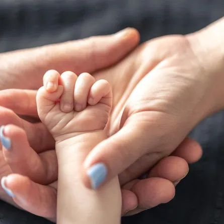 صورة لأيدٍ تحتضن كف الصغير