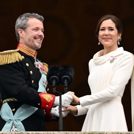 الملك فريدريك العاشر والملكة ماري في كوبنهاغن، الدنمارك (King Frederik X and Queen Mary in Copenhagen, Denmark). مصدر الصورة: Jonathan NACKSTRAND / AFP