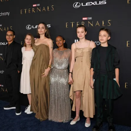 أنجلينا جولي مع أولادها مادوكس وفيفيان وزهارا وشيلوه ونوكس Maddox Jolie-Pitt, Vivienne Jolie-Pitt, Angelina Jolie, Zahara Jolie-Pitt, Shiloh Jolie-Pitt, and Knox Jolie-Pitt في عرض فيلم Eternals  (مصدر الصورة: Jon Kopaloff / GETTY IMAGES NORTH AMERICA / Getty Images via AFP)