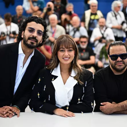 يعقوب الفرحان وماريا بحراوي وتوفيق الزيدي في الدورة 77 لمهرجان كان السينمائي في كان بجنوب فرنسا (Yaqoub Alfarhan, Maria Bahrawi and Tawfik Alzaidi at the 77th edition of the Cannes Film Festival in Cannes, southern France). مصدر الصورة: LOIC VENANCE / AFP