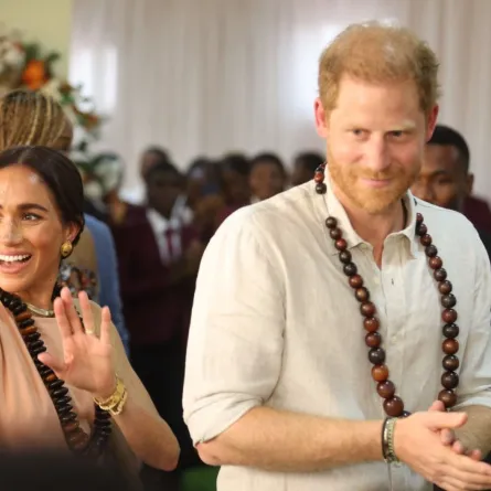 الأمير هاري وميغان في أكاديمية Lightway في أبوجا كولا (Prince Harry and Meghan at the Lightway Academy in Abuja). مصدر الصورة: Kola SULAIMON / AFP